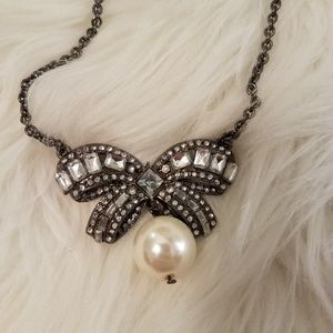Rhinestone and faux pearl bow-shaped necklace